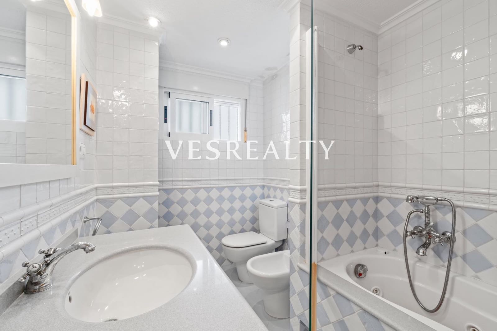 4 chambre Appartement à vendre à Playa de San Juan avec piscine - 650 000 € (Ref: 9770833)