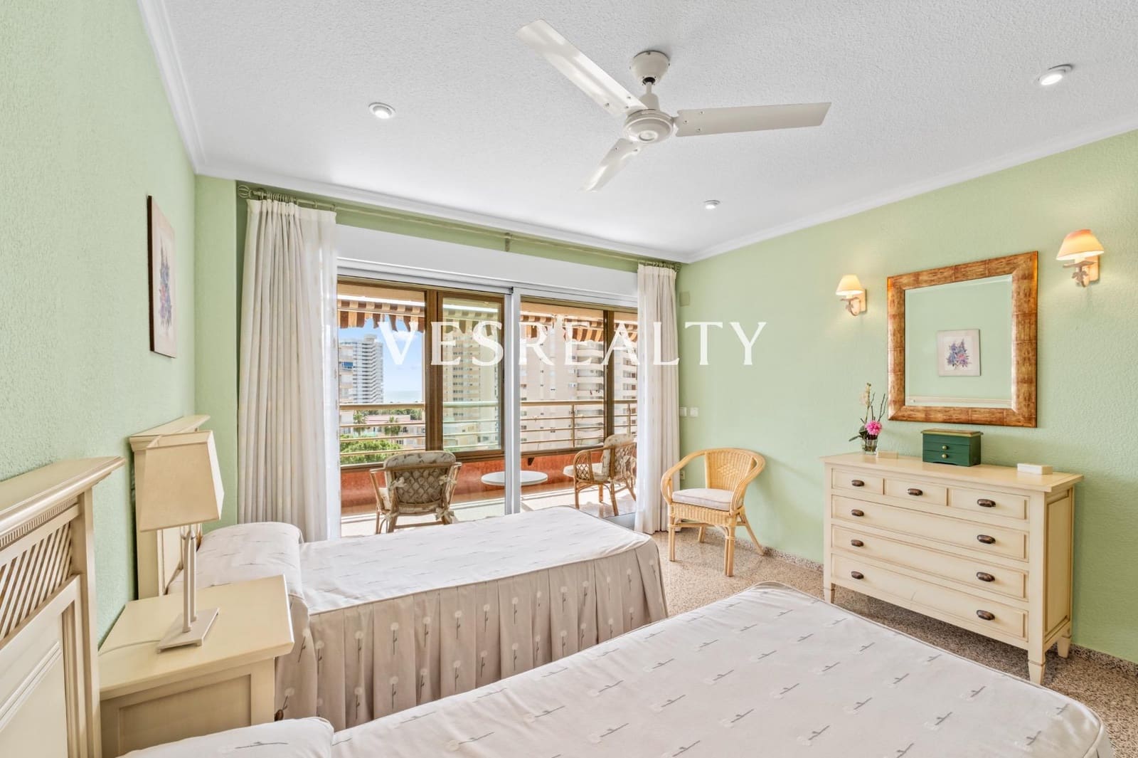 4 chambre Appartement à vendre à Playa de San Juan avec piscine - 650 000 € (Ref: 9770833)