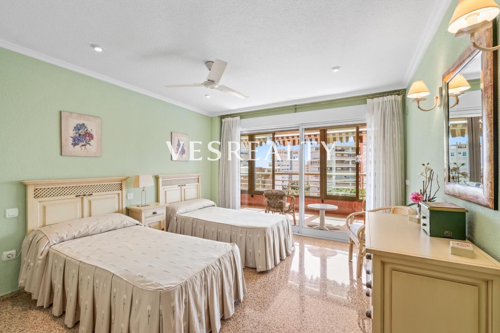 4 chambre Appartement à vendre à Playa de San Juan avec piscine - 650 000 € (Ref: 9770833)