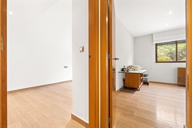 2 slaapkamer Flat te koop in Vistahermosa, Alicante stad met zwembad garage - € 475.000 (Ref: 9825474)