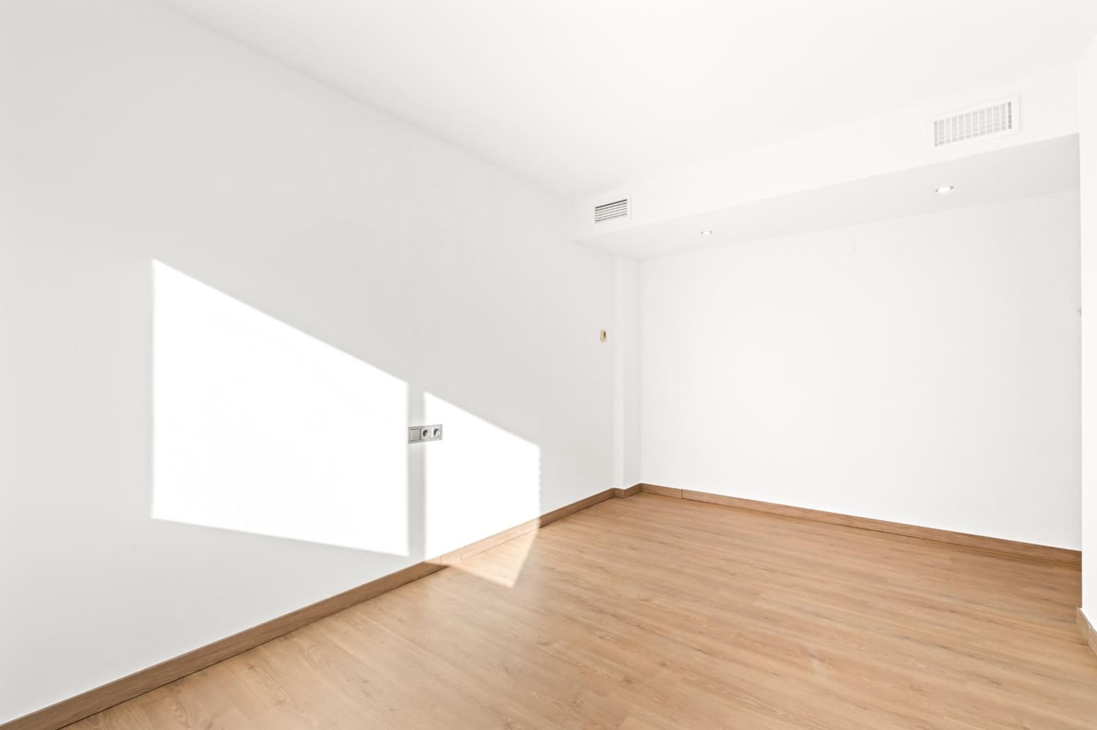 3 bedroom Flat for sale in Alicante / Alacant city with pool garage - € 435,000 (Ref: 9825475)