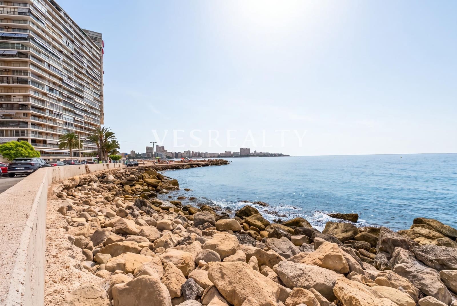 Kommersiell til leie i Alicante by - € 1 800 (Ref: 9966798)