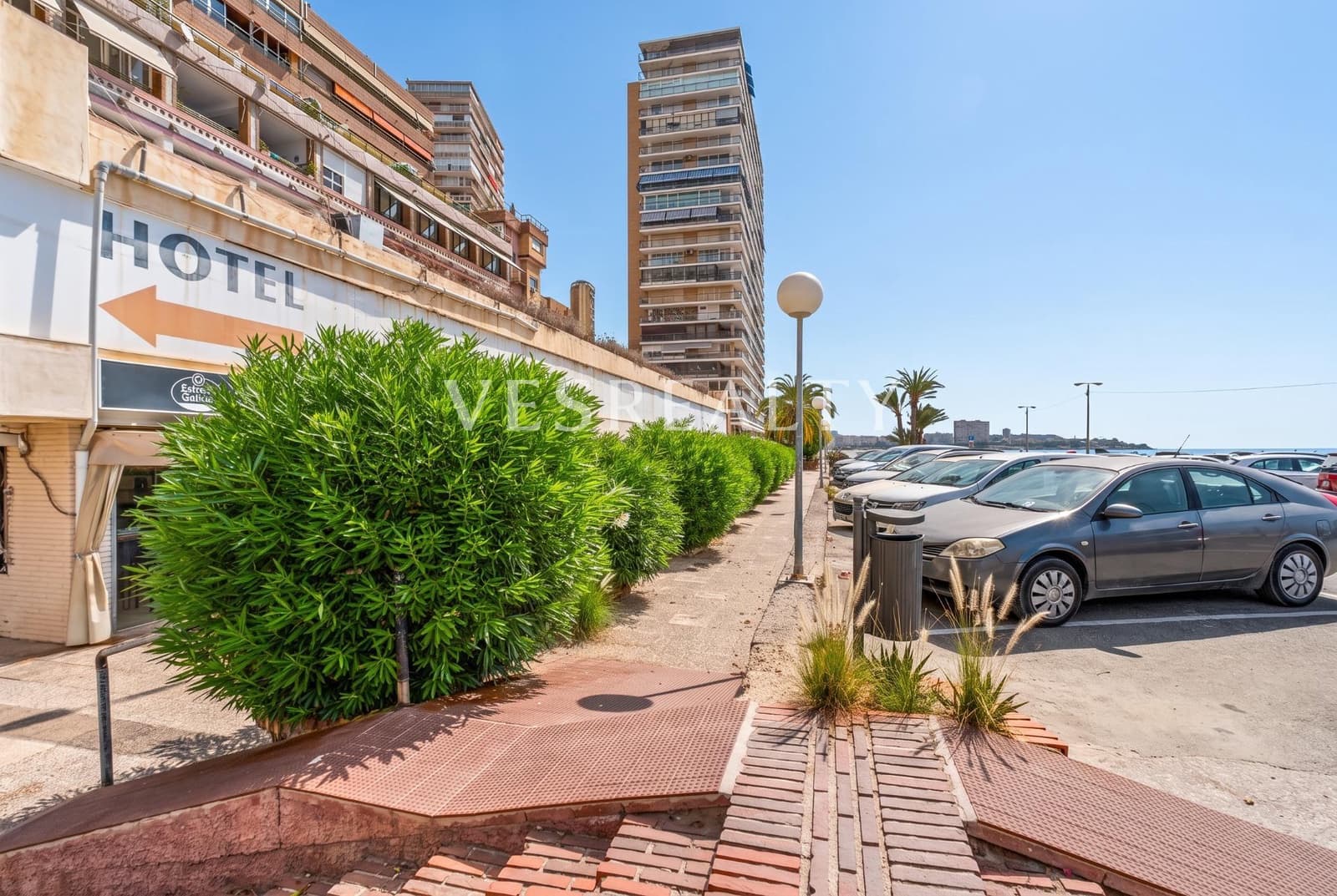 Kommersiell til leie i Alicante by - € 1 800 (Ref: 9966798)