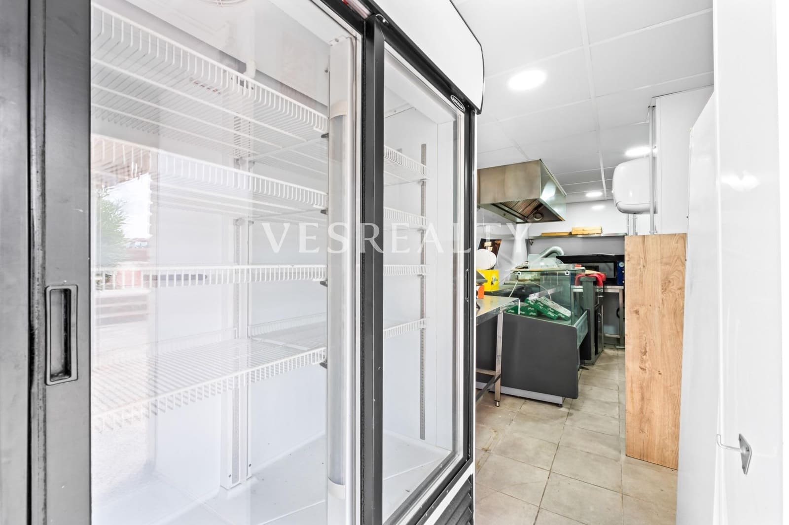 Commercial for sale in Alicante / Alacant city - € 350,000 (Ref: 9966799)