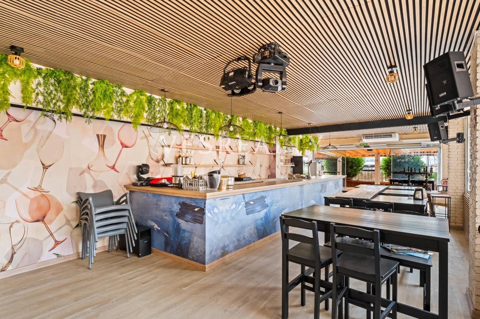 Commercial for sale in Alicante / Alacant city - € 350,000 (Ref: 9966799)