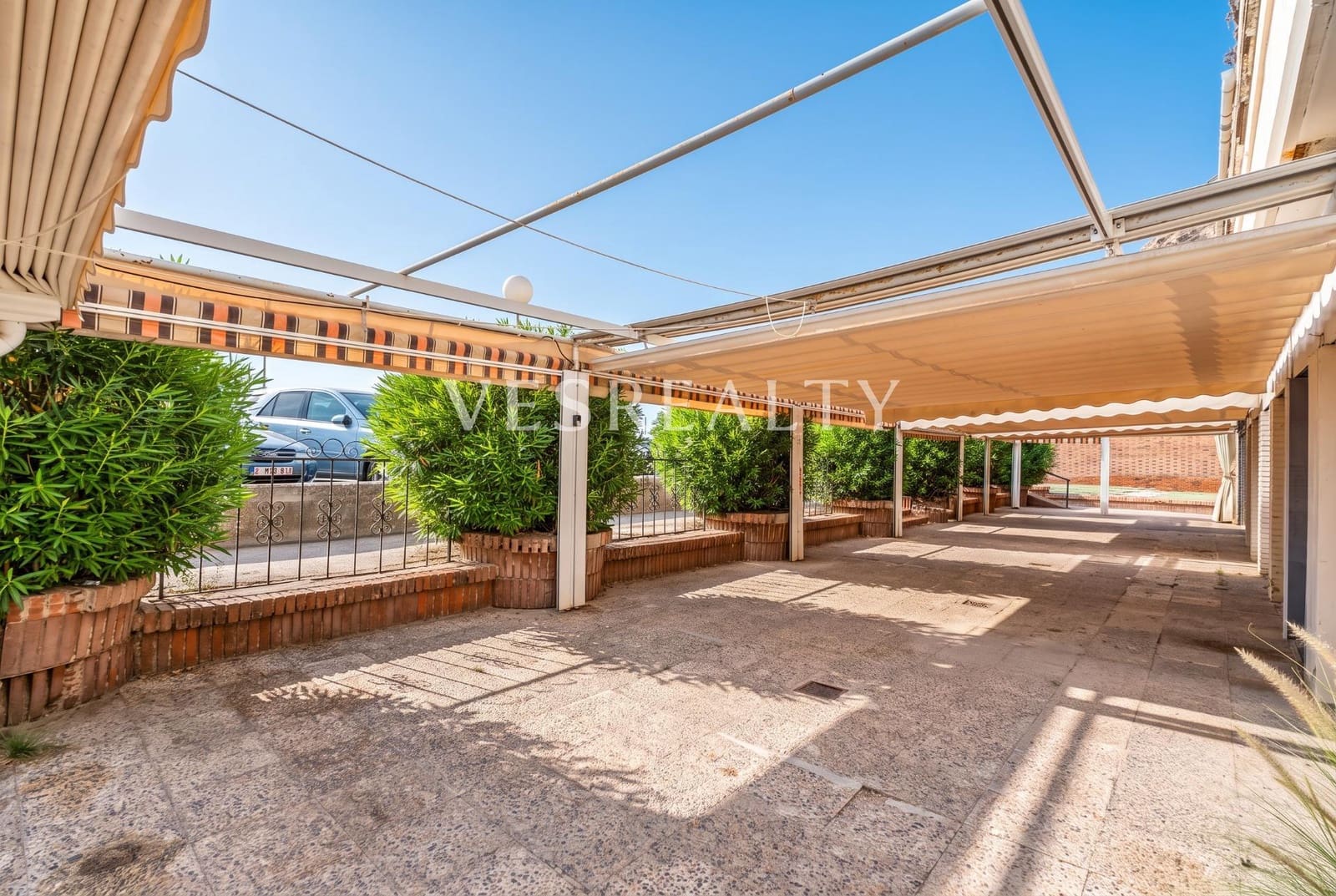 Commercial for sale in Alicante / Alacant city - € 350,000 (Ref: 9966799)