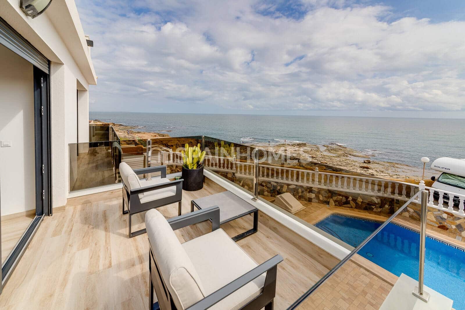 4 Zimmer Villa zu verkaufen in Torrevieja mit Pool - 990.000 € (Ref: 10034878)