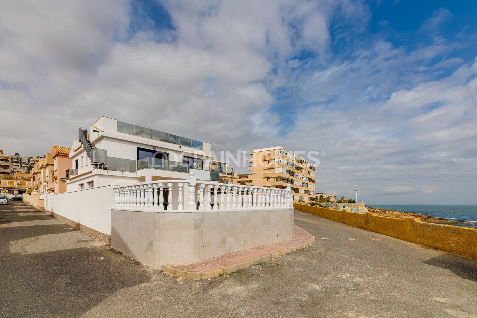 4 Zimmer Villa zu verkaufen in Torrevieja mit Pool - 990.000 € (Ref: 10034878)