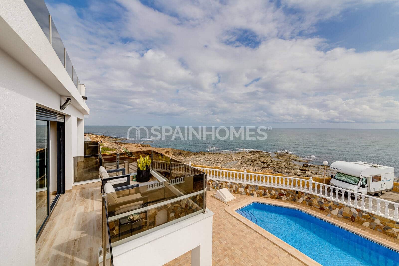 4 Zimmer Villa zu verkaufen in Torrevieja mit Pool - 990.000 € (Ref: 10034878)