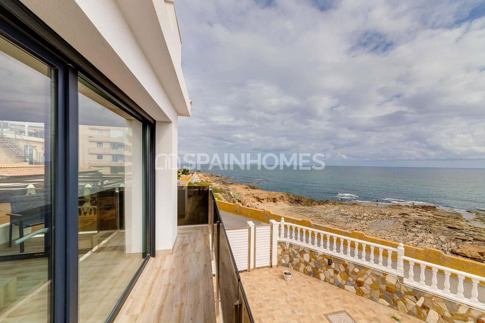 4 Zimmer Villa zu verkaufen in Torrevieja mit Pool - 990.000 € (Ref: 10034878)