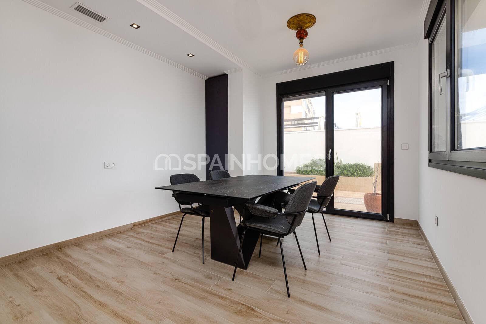4 Zimmer Villa zu verkaufen in Torrevieja mit Pool - 990.000 € (Ref: 10034878)