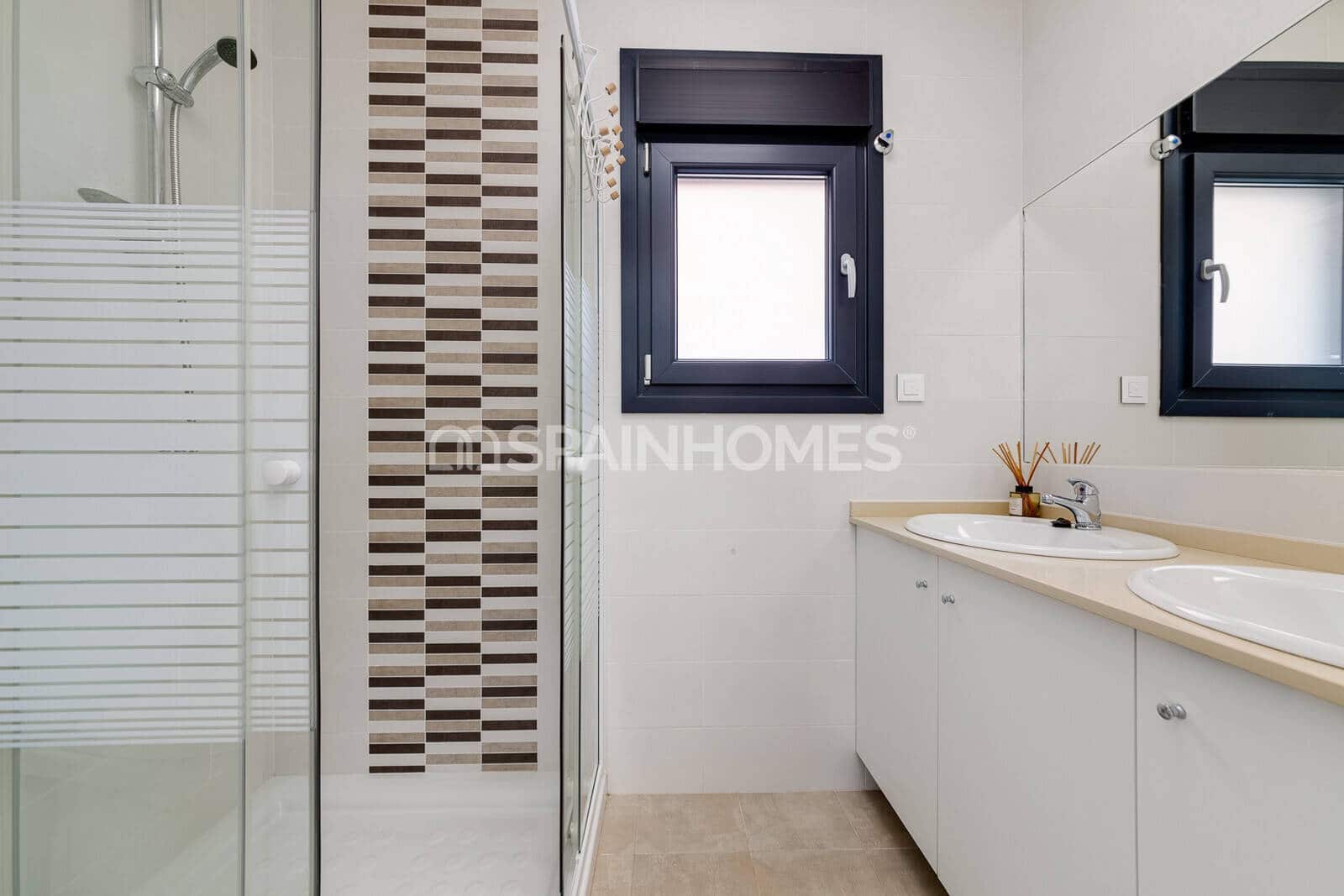4 Zimmer Villa zu verkaufen in Torrevieja mit Pool - 990.000 € (Ref: 10034878)