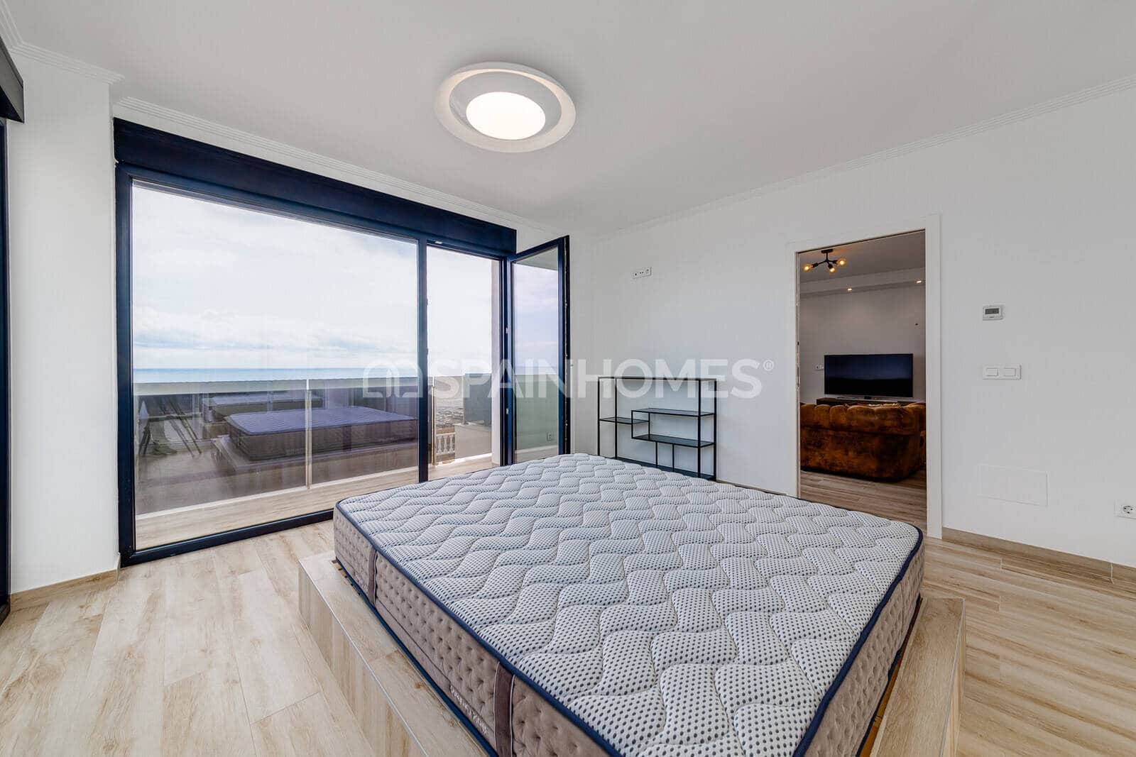 4 Zimmer Villa zu verkaufen in Torrevieja mit Pool - 990.000 € (Ref: 10034878)