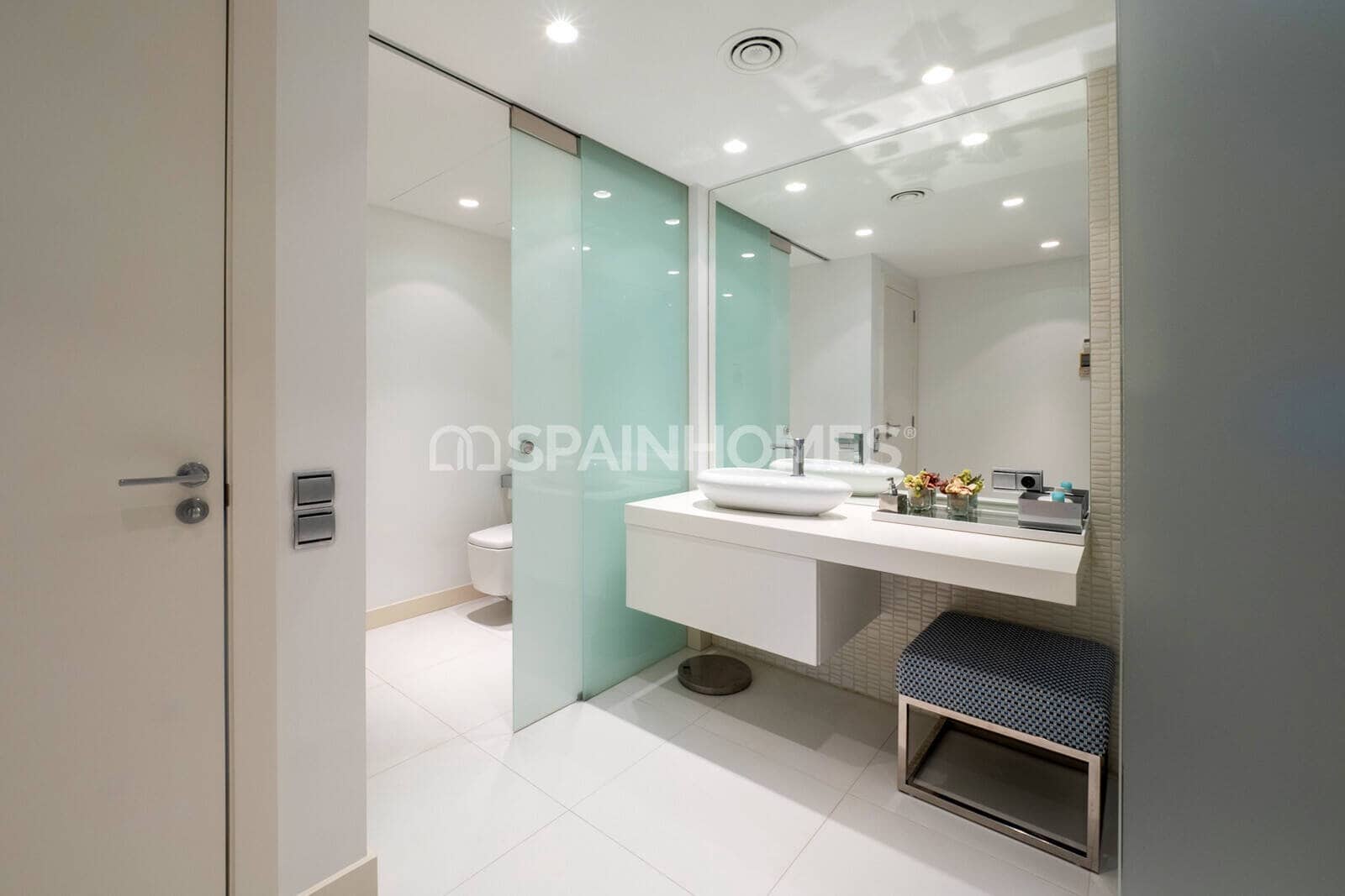 2 bedroom Flat for sale in Barcelona city with pool - € 1,850,000 (Ref: 9484999)