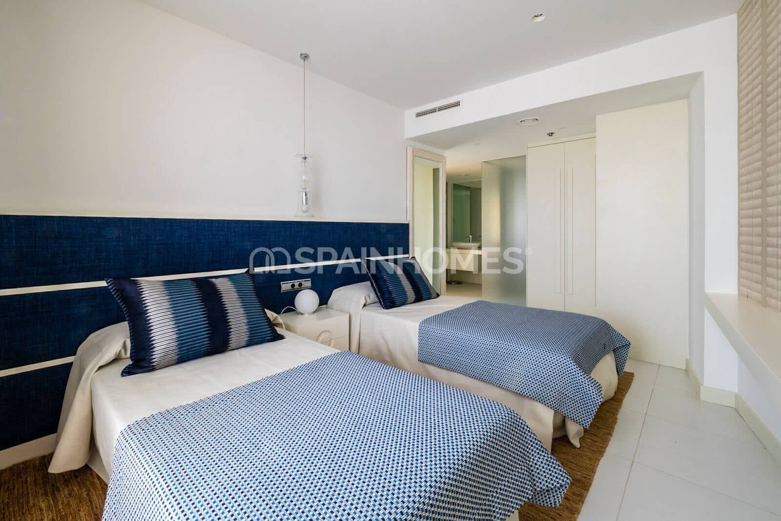 2 bedroom Flat for sale in Barcelona city with pool - € 1,850,000 (Ref: 9484999)