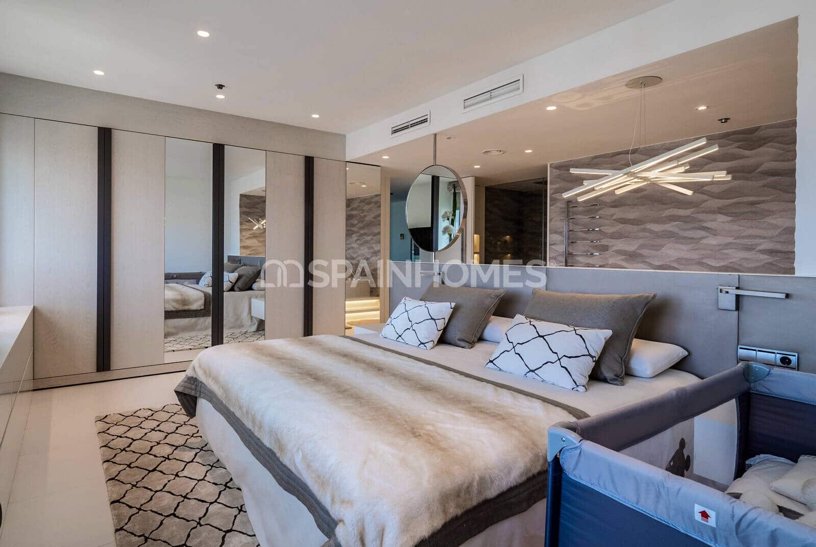2 bedroom Flat for sale in Barcelona city with pool - € 1,850,000 (Ref: 9484999)