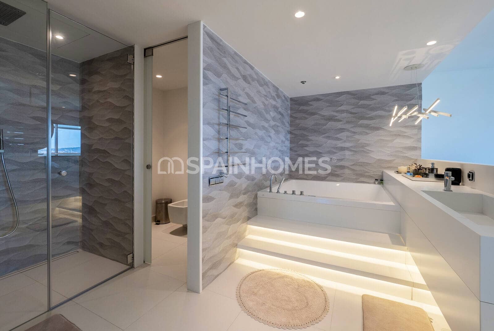 2 bedroom Flat for sale in Barcelona city with pool - € 1,850,000 (Ref: 9484999)