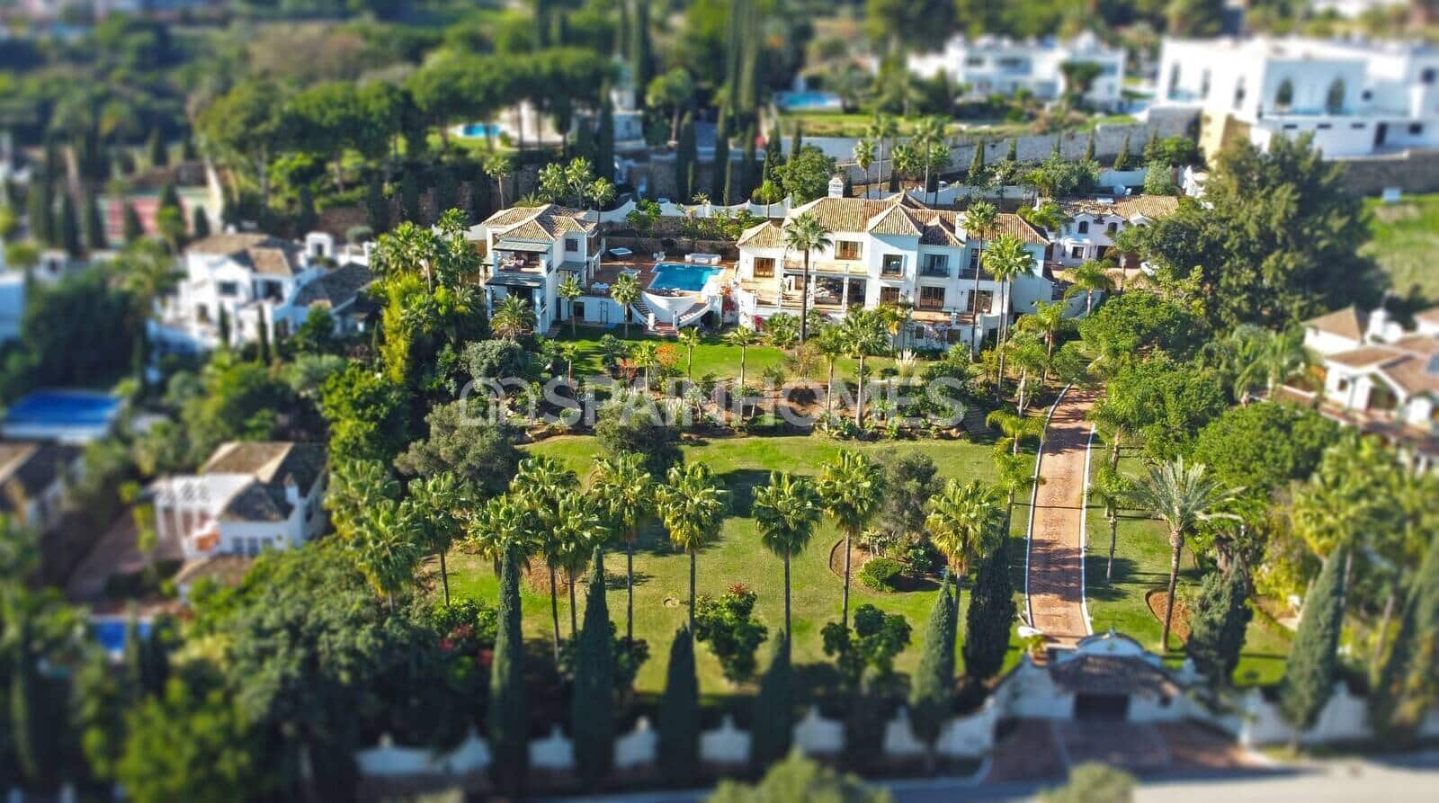 Villa for sale in Benahavis with pool - € 13,950,000 (Ref: 9485035)