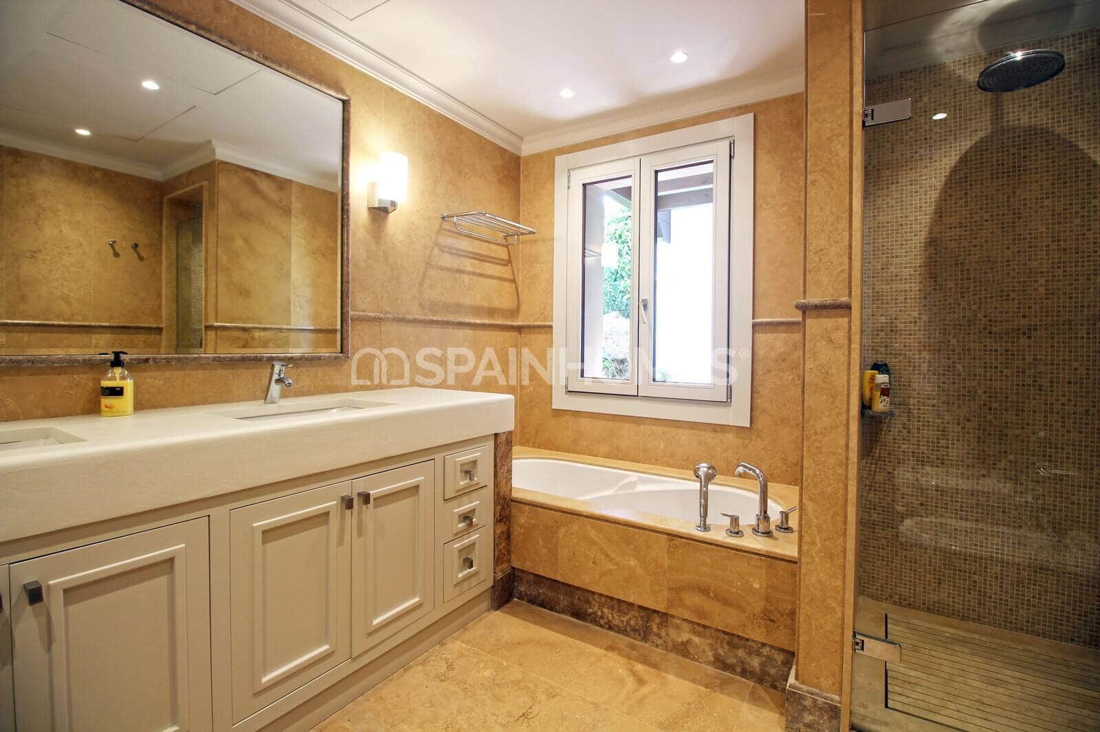 Villa for sale in Benahavis with pool - € 13,950,000 (Ref: 9485035)