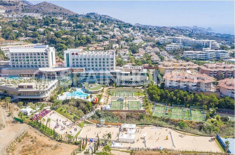 2 bedroom Flat for sale in Fuengirola with pool - € 775,000 (Ref: 9735167)