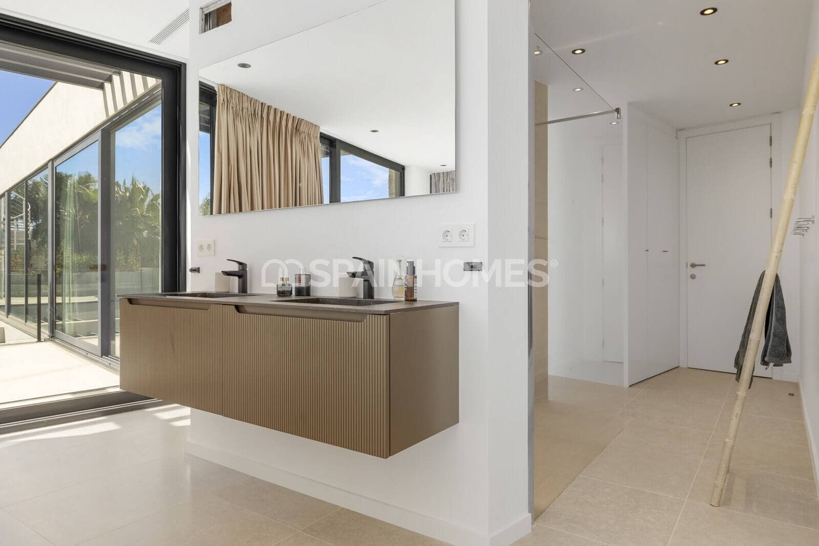 5 bedroom Villa for sale in Benahavis with pool - € 4,950,000 (Ref: 9735185)