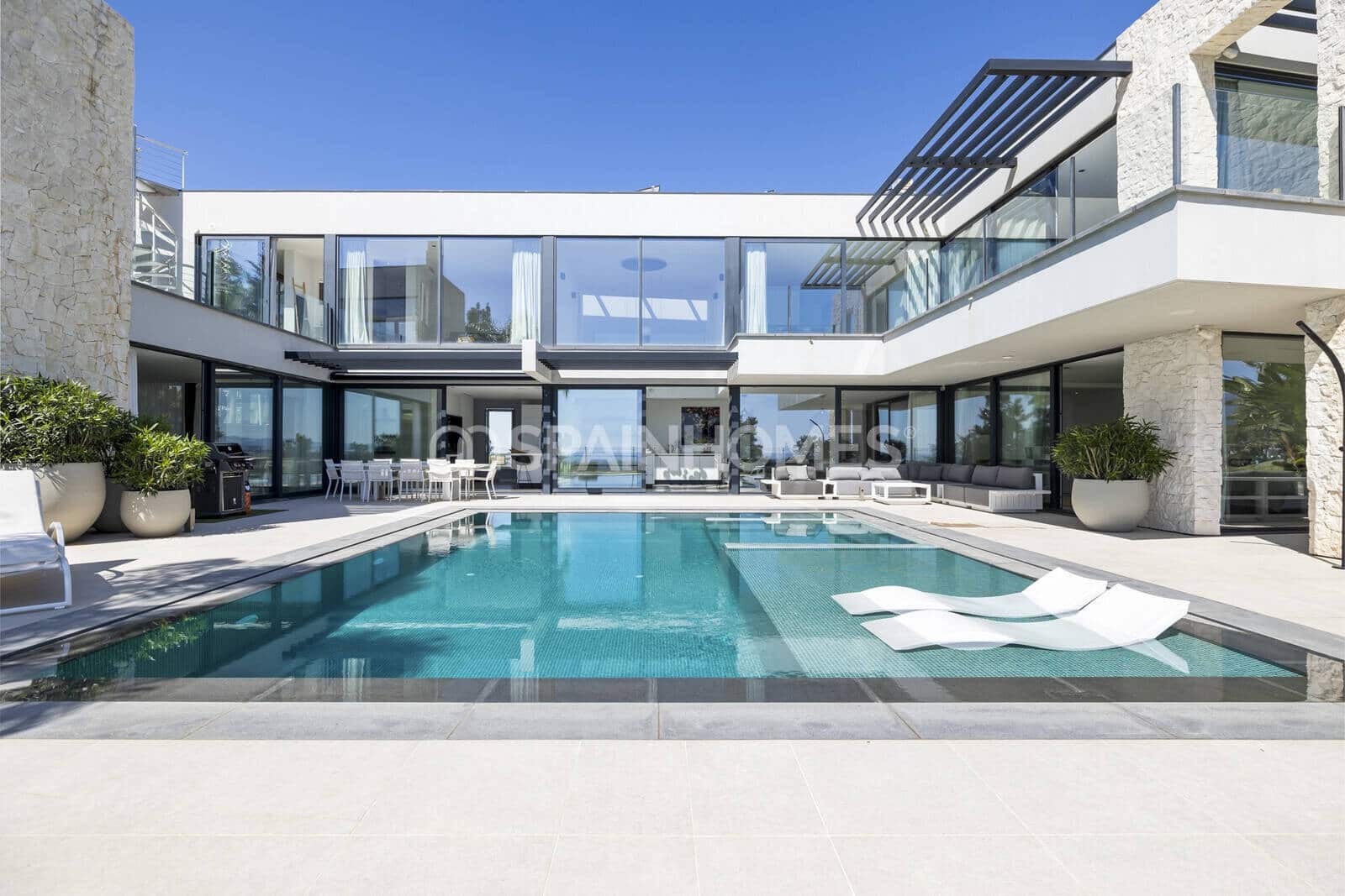 5 bedroom Villa for sale in Benahavis with pool - € 4,950,000 (Ref: 9735185)