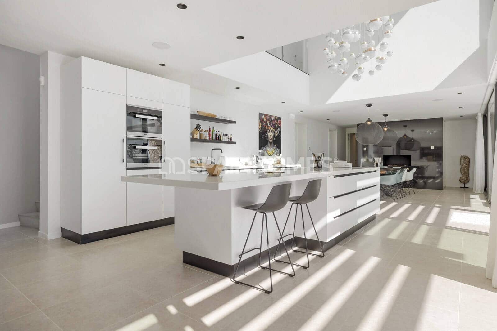 5 bedroom Villa for sale in Benahavis with pool - € 4,950,000 (Ref: 9735185)