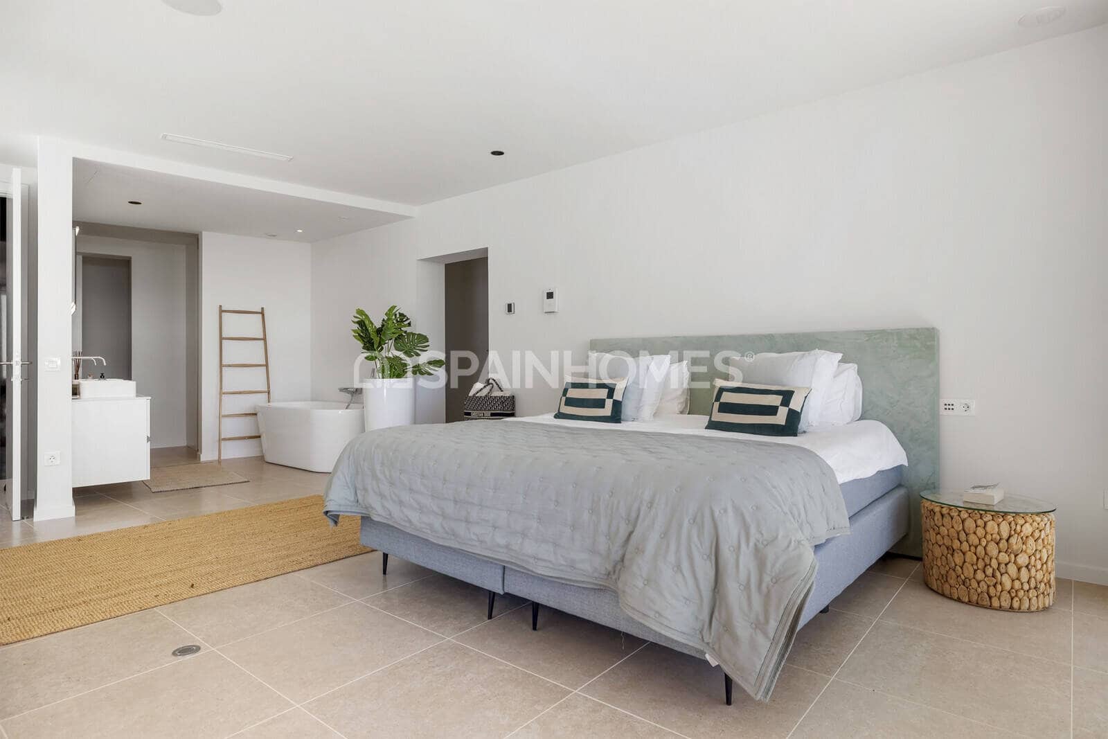 5 bedroom Villa for sale in Benahavis with pool - € 4,950,000 (Ref: 9735185)