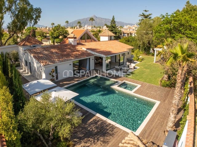 Chalet de 5 habitaciones en Puerto Banus, Marbella en venta con piscina - 5.750.000 € (Ref: 9735197)