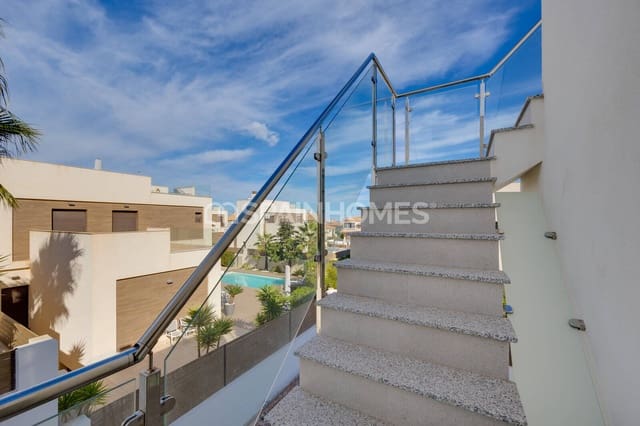 Chalet de 4 habitaciones en Aguas Nuevas, Torrevieja en venta con piscina - 750.000 € (Ref: 9833241)