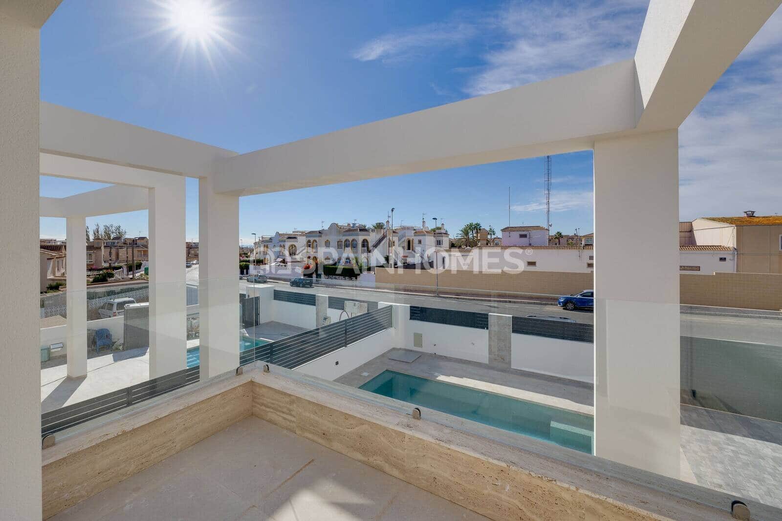 Chalet de 4 habitaciones en Torrevieja en venta con piscina - 750.000 € (Ref: 9833241)
