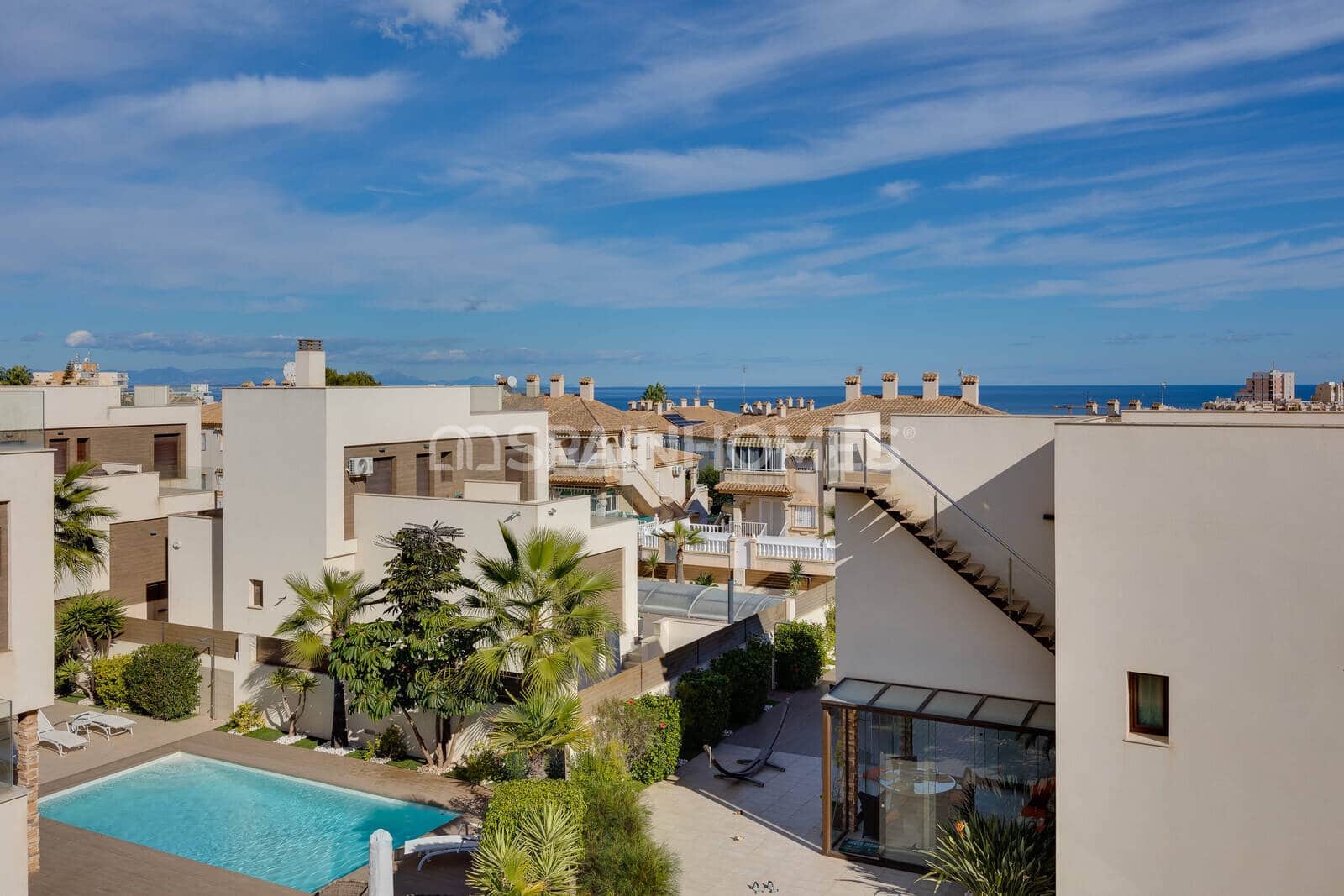 Chalet de 4 habitaciones en Torrevieja en venta con piscina - 750.000 € (Ref: 9833241)