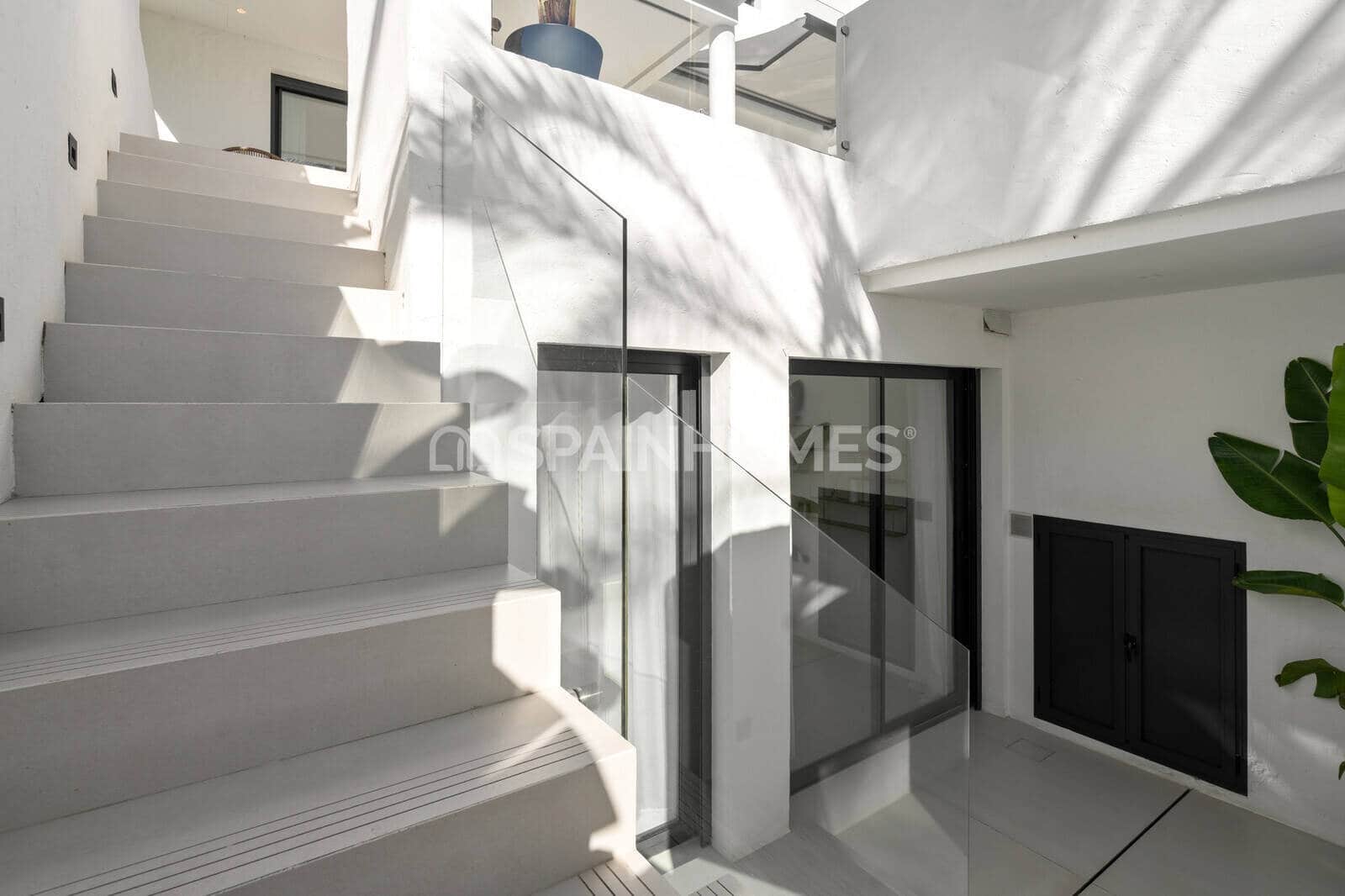 3 bedroom Flat for sale in El Paraiso with pool - € 799,000 (Ref: 9856332)