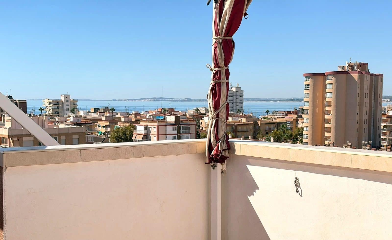 Ático de 2 habitaciones en Santa Pola en venta - 270.000 € (Ref: 10101586)