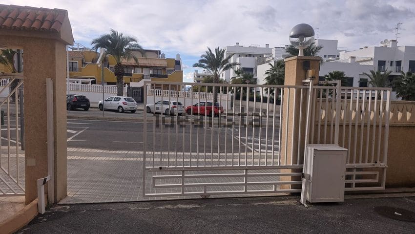 4 quarto Bungalow para venda em Arenales del Sol com piscina garagem - 275 000 € (Ref: 9390308)