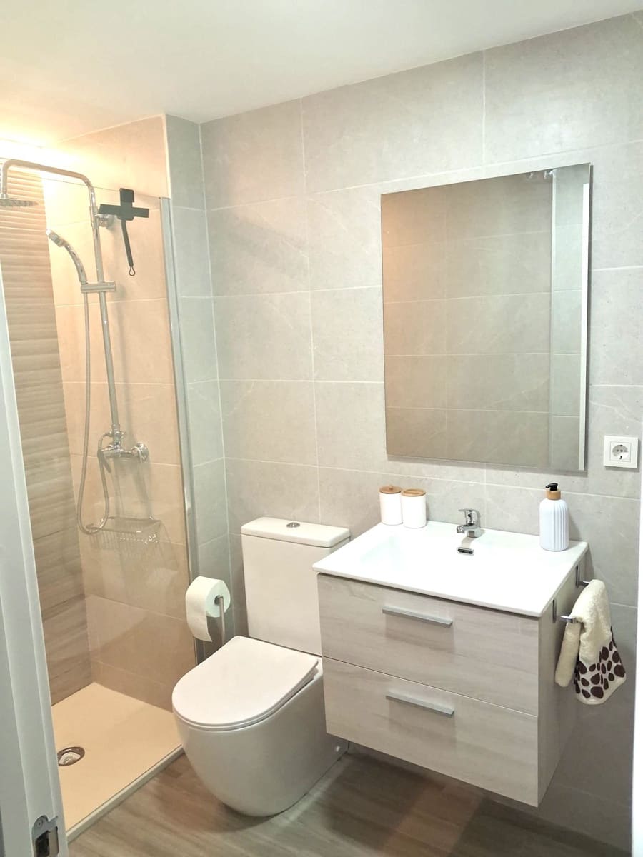 2 slaapkamer Appartement te huur in Torrevieja met zwembad garage - € 800 (Ref: 9912631)