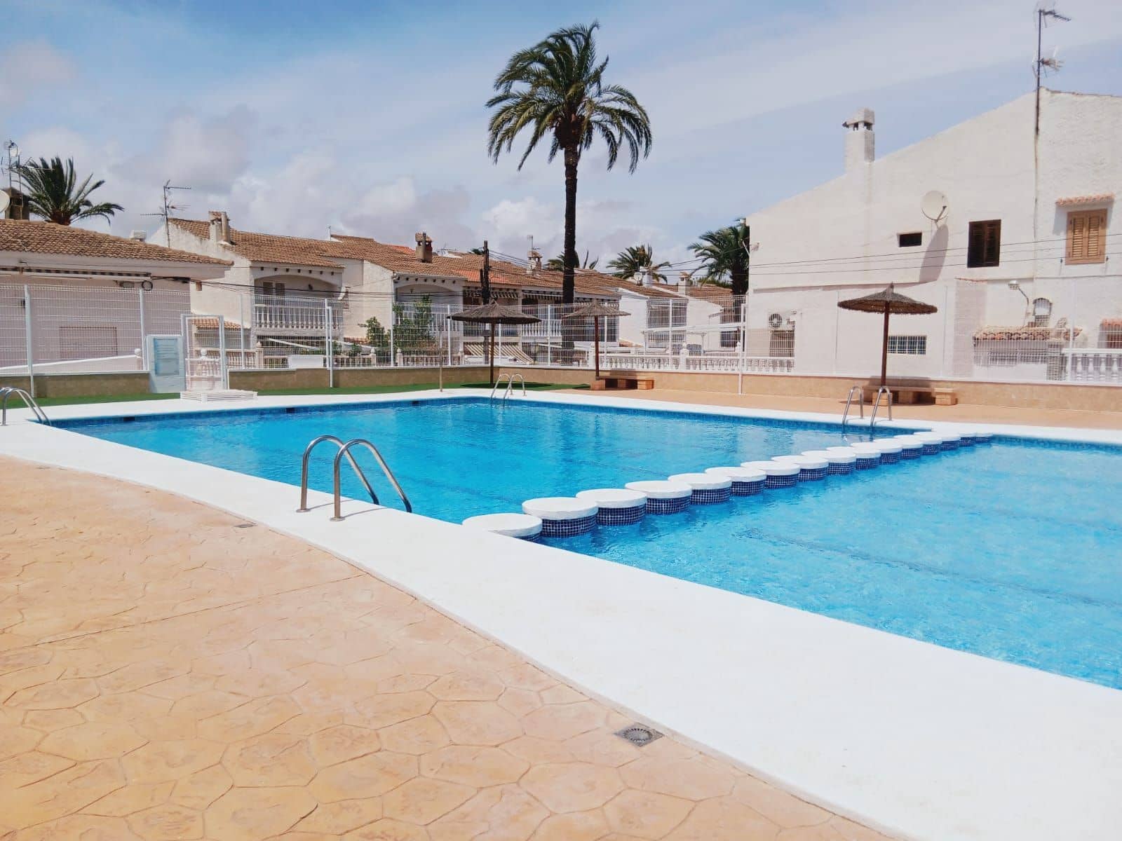 Bungalow de 2 habitaciones en Santa Pola en venta con piscina garaje - 230.000 € (Ref: 9981821)