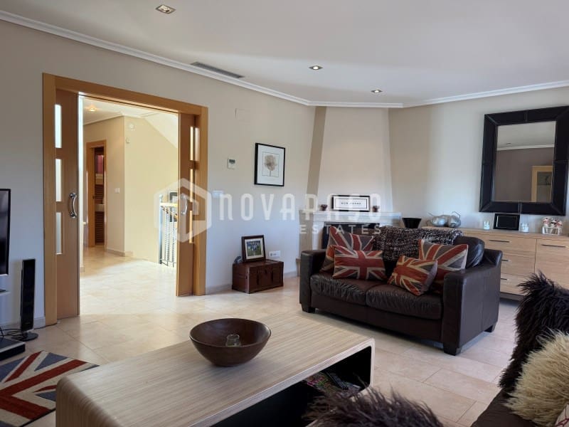 6 soverom Villa til salgs i Monforte del Cid med svømmebasseng - € 695 000 (Ref: 10146723)