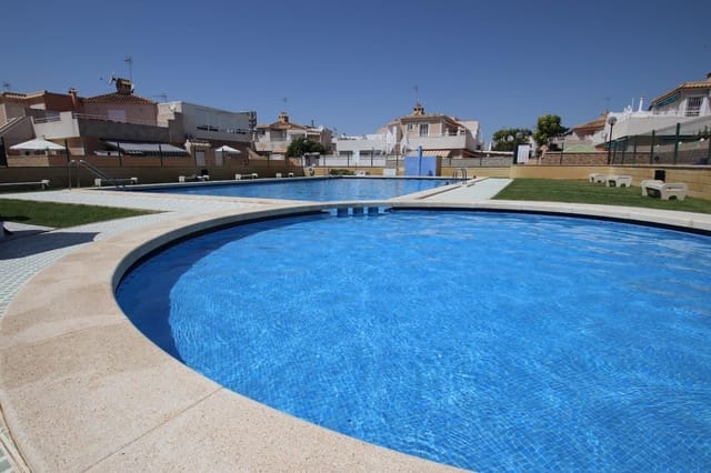 2 makuuhuone Rivitalo myytävänä paikassa Torrevieja mukana uima-altaan - 159 000 € (Ref: 10109923)