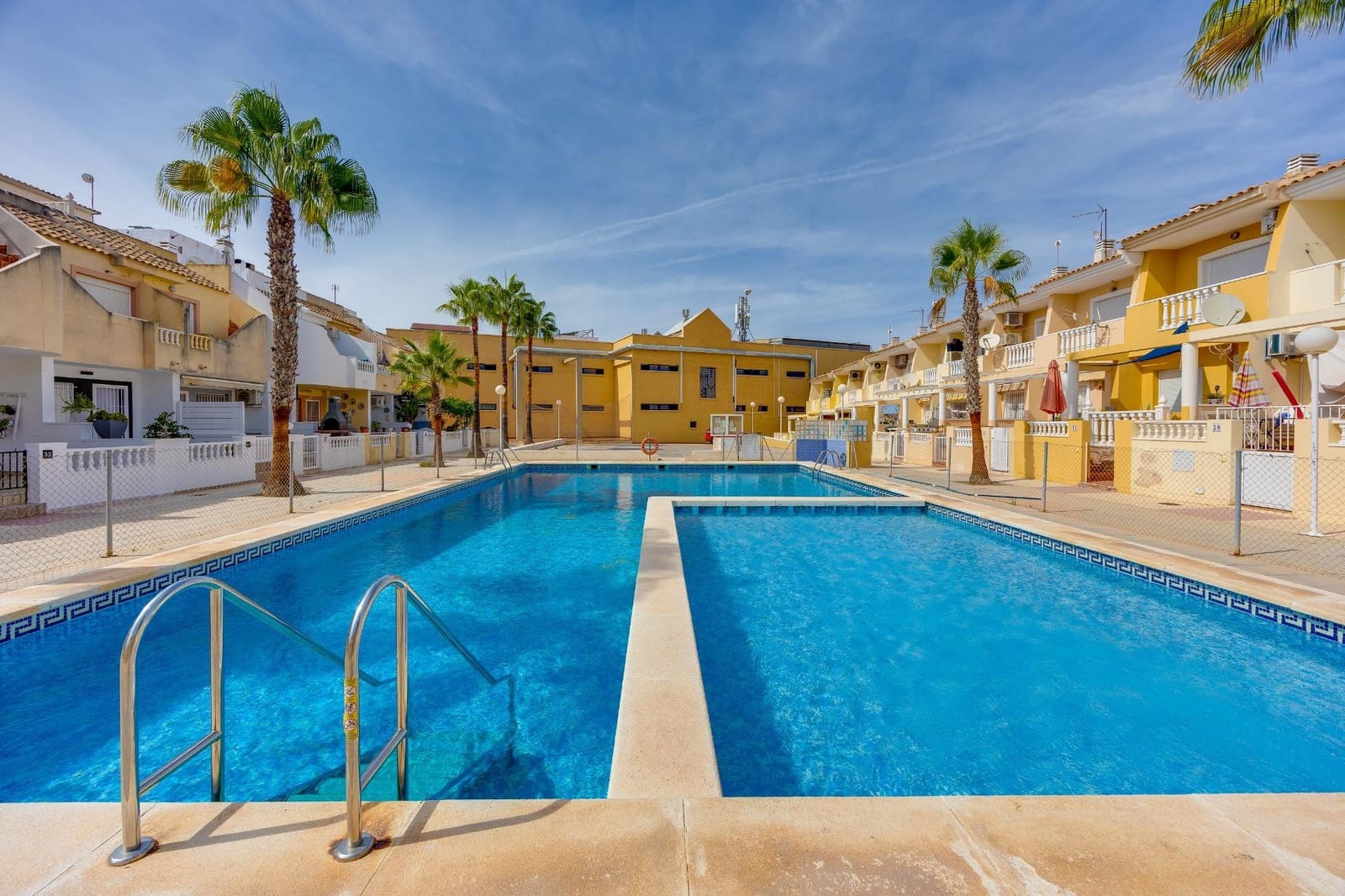 2 slaapkamer Rijtjeshuis te koop in Guardamar del Segura met zwembad - € 280.000 (Ref: 10139943)