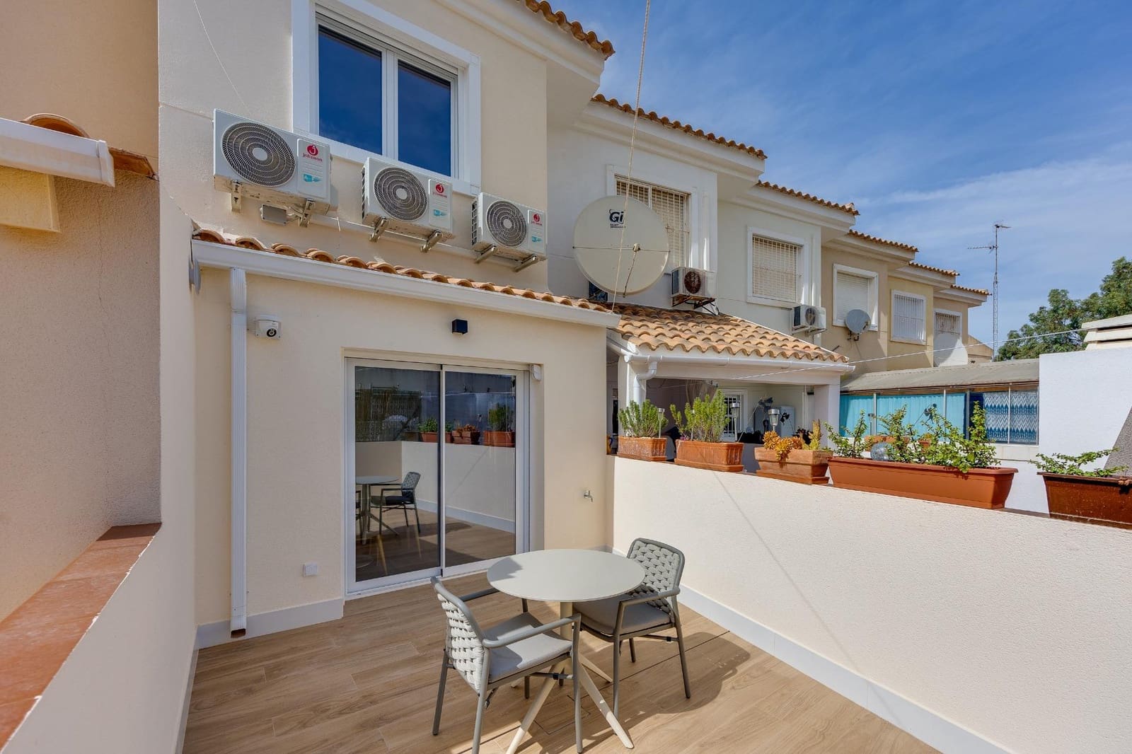 2 slaapkamer Rijtjeshuis te koop in Guardamar del Segura met zwembad - € 280.000 (Ref: 10139943)