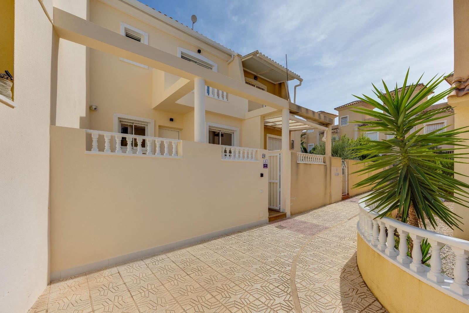 2 slaapkamer Rijtjeshuis te koop in Guardamar del Segura met zwembad - € 280.000 (Ref: 10139943)