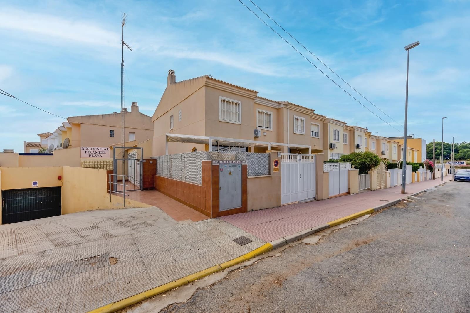 2 slaapkamer Rijtjeshuis te koop in Guardamar del Segura met zwembad - € 280.000 (Ref: 10139943)