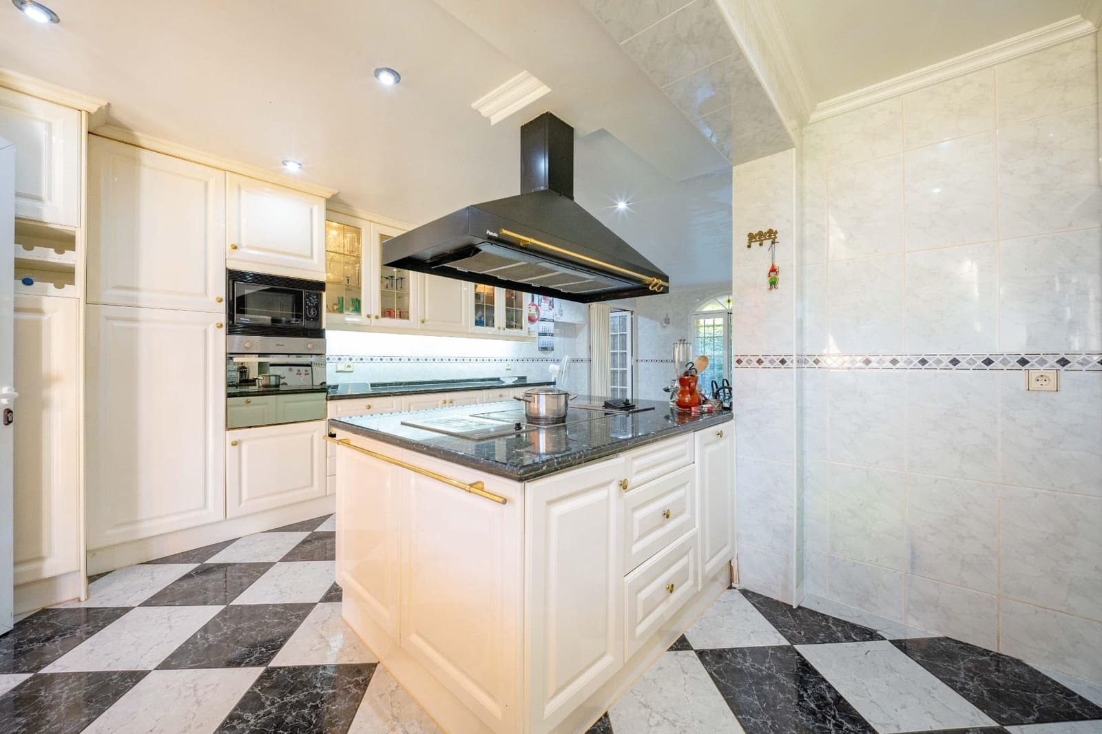 6 soveværelse Villa til salg i Benicassim med swimmingpool garage - € 670.000 (Ref: 10183098)