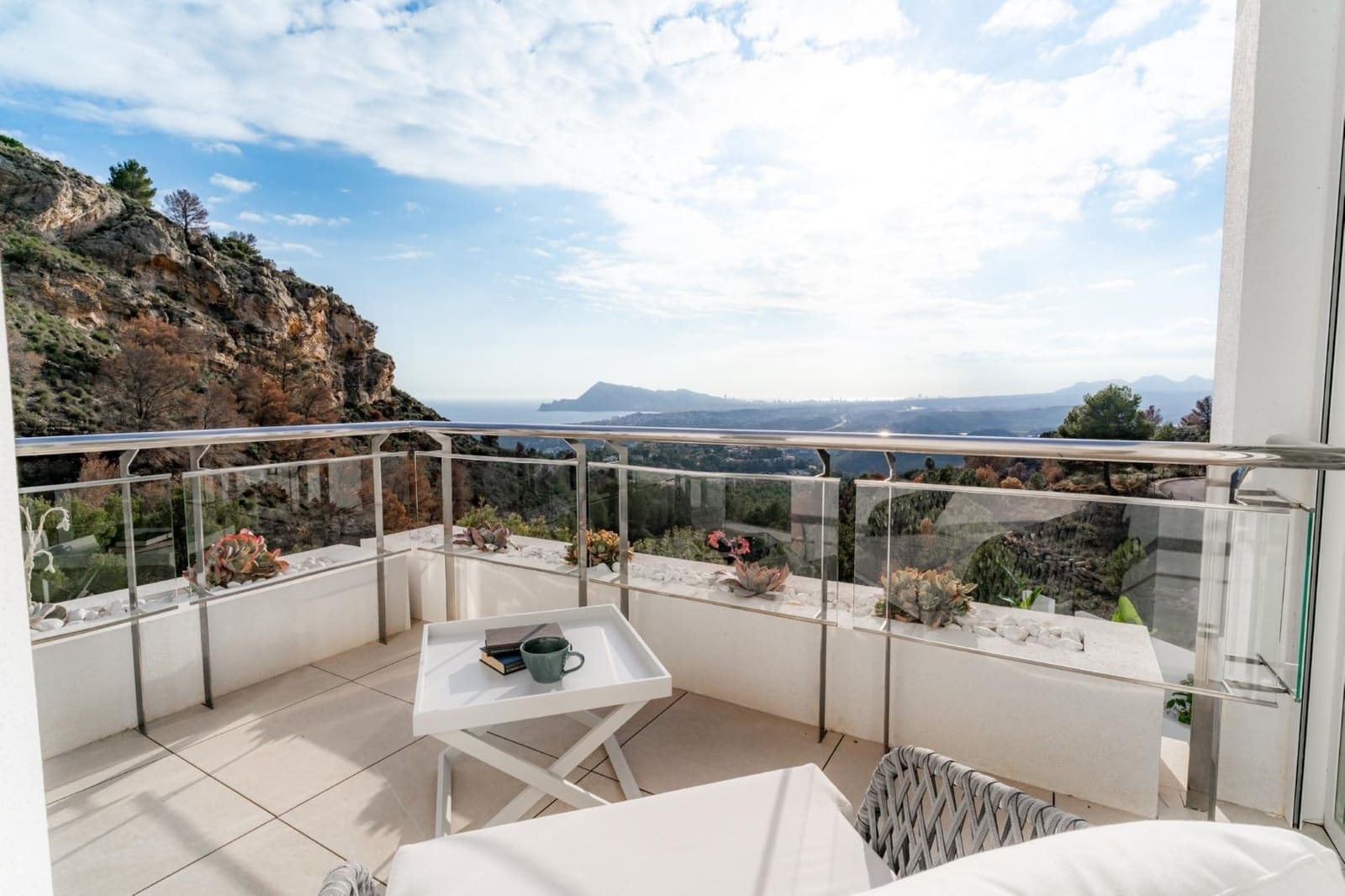 4 bedroom Villa for sale in Altea with pool garage - € 1,095,000 (Ref: 9089992)