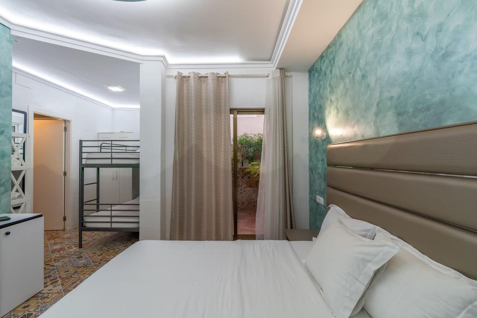 8 bedroom Hotel for sale in Calpe / Calp - € 1,150,000 (Ref: 9388382)