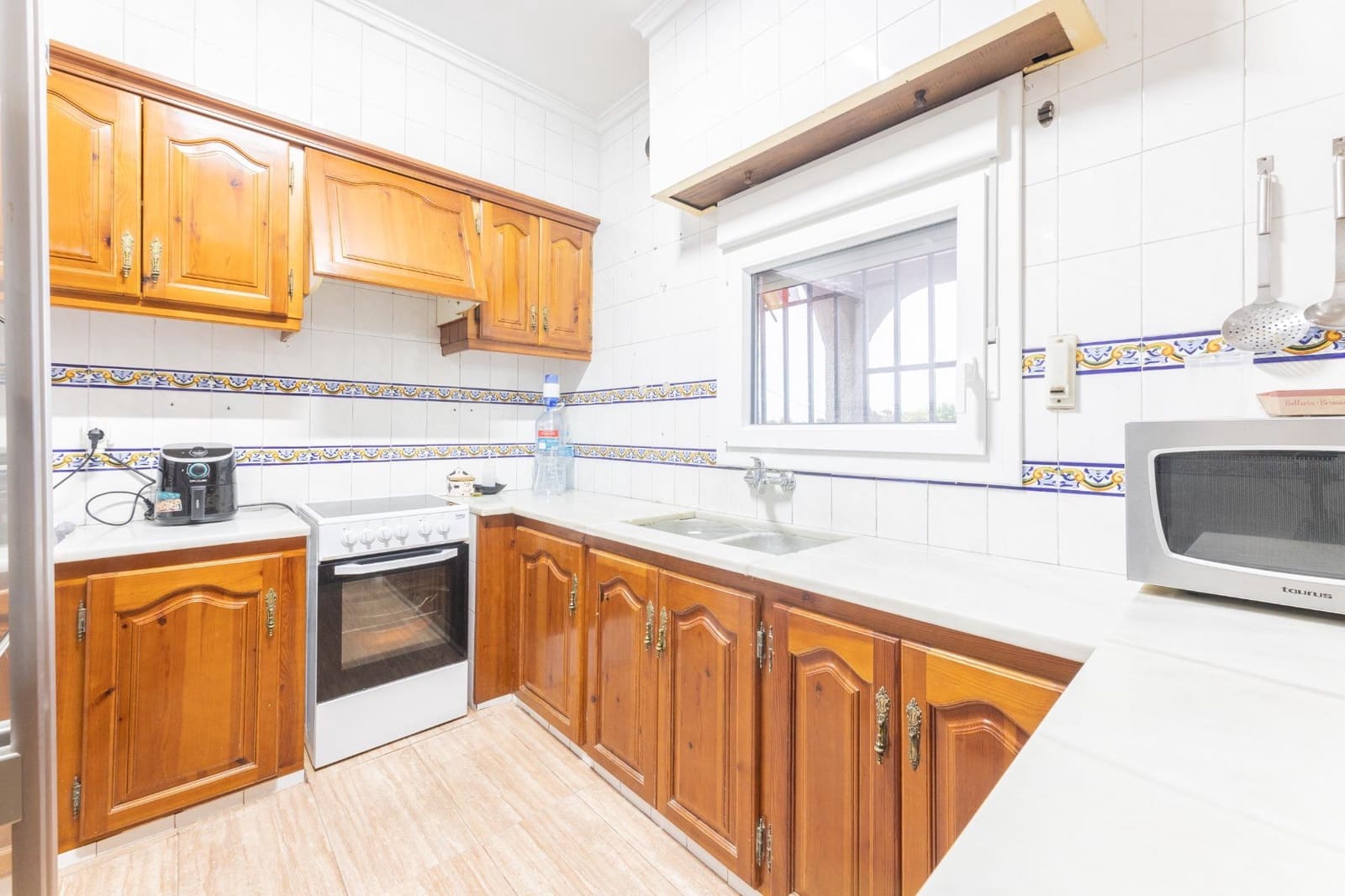 5 sypialnia Willa na sprzedaż w Turis z basenem garażem - 249 000 € (Ref: 9474340)