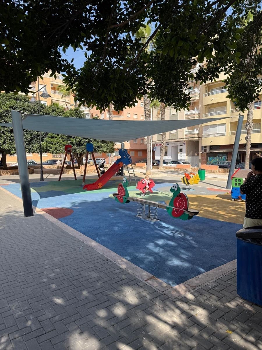 Apartamento de 2 habitaciones en Torrevieja en venta con piscina - 159.000 € (Ref: 9829401)