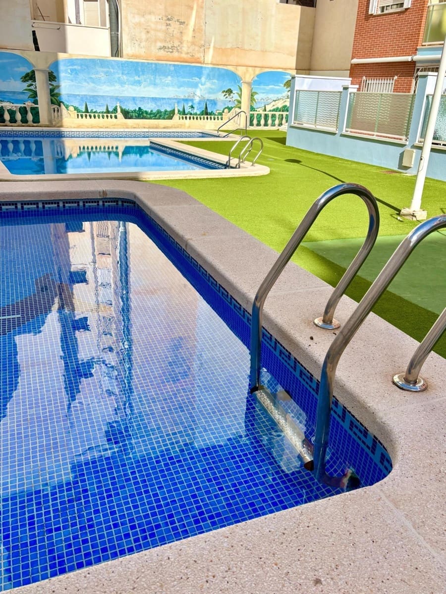 Apartamento de 2 habitaciones en Torrevieja en venta con piscina - 159.000 € (Ref: 9829401)