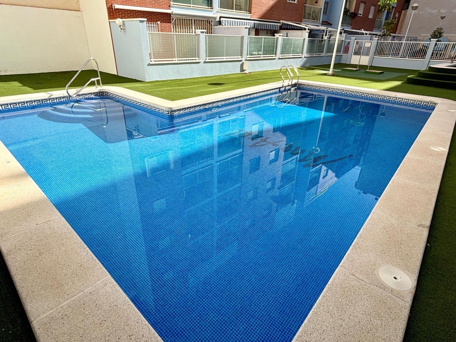 Apartamento de 2 habitaciones en Torrevieja en venta con piscina - 159.000 € (Ref: 9829401)